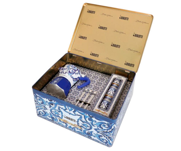 Набор Гейзерная кофеварка Bialetti х Dolce & Gabbana Blu Mediterraneo Moka Express на 3 чашки 130 мл + набор чашек с мешалками фото